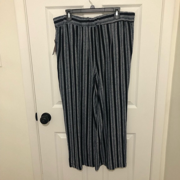 Per Se Women's Navy Ivory Vertical Striped Linen Pull on Capris Side Pockets - Picture 5 of 8